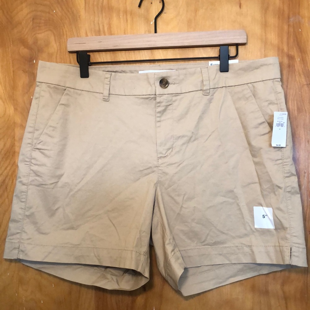 Old Navy 5” Khaki mid-rise Shorts